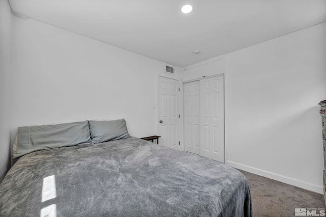 bedroom featuring carpet floors, baseboards, and a closet