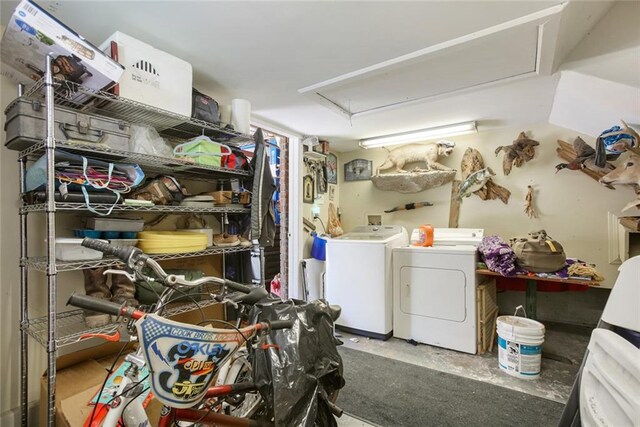 storage room with washer and clothes dryer