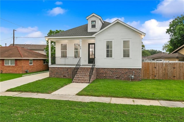 bungalow-style house featuring a front lawn