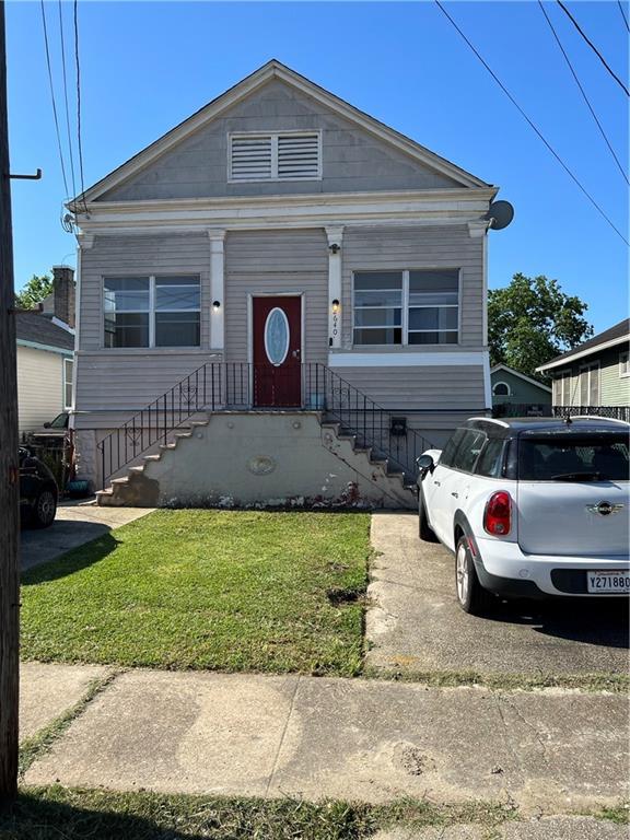 view of front of house featuring a front lawn