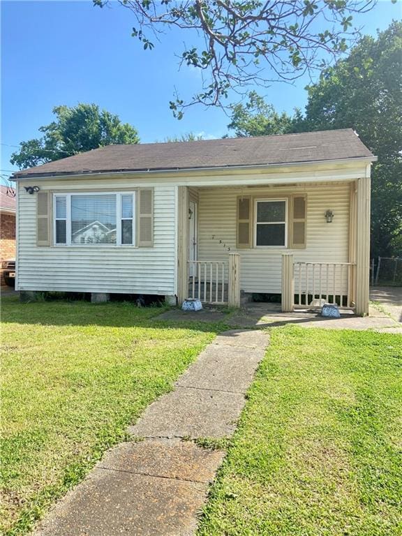 view of front of property featuring a porch and a front yard