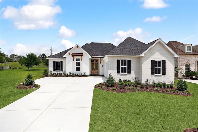 view of front of property featuring a front yard