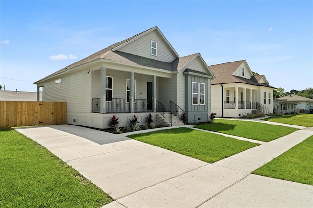 view of front of property featuring a front lawn and a porch