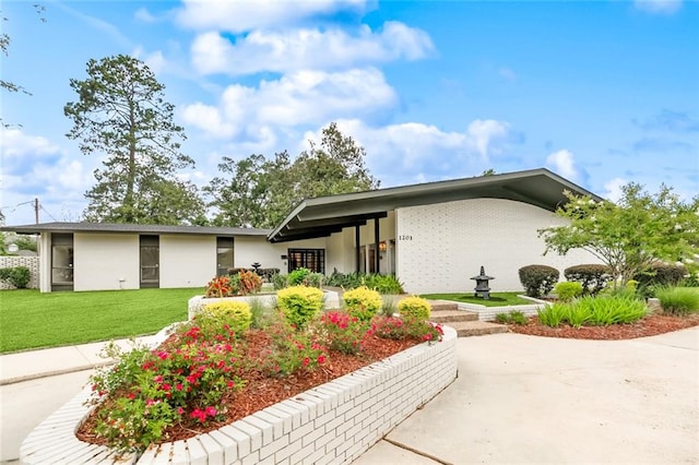 view of front of home featuring a front lawn