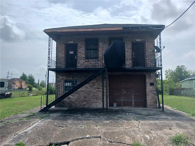 view of front facade with a front yard and a garage