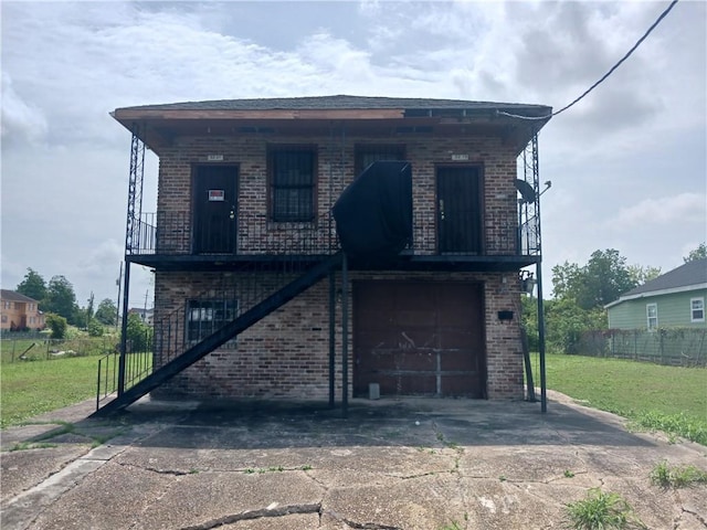 view of front of property featuring a garage and a front lawn