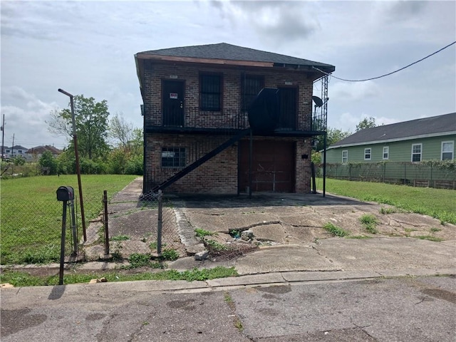 view of front of property with a front yard