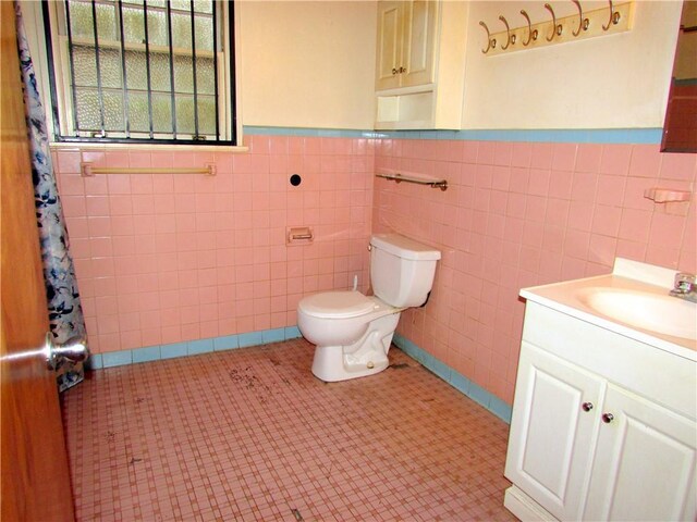 3701 Elysian Fields Ave, New Orleans, LA 70122 - bathroom featuring vanity and toilet