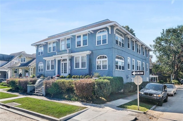 view of front of home with a front lawn