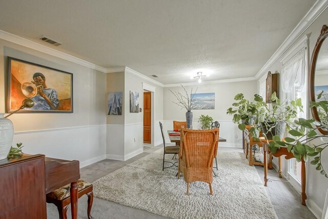 dining area with visible vents, ornamental molding, and baseboards