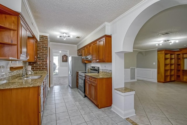 kitchen featuring a sink, visible vents, open floor plan, stainless steel electric stove, and crown molding