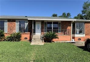 view of front of home featuring a front yard