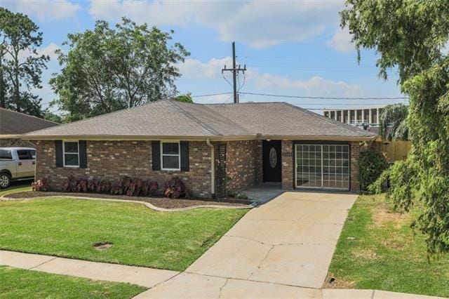 ranch-style house featuring a front lawn