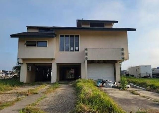 view of front facade with a garage