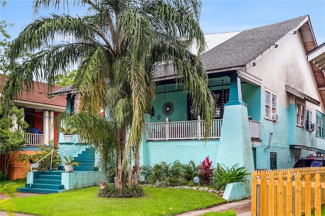 view of front facade featuring a front yard