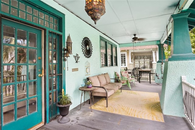 sunroom with ceiling fan