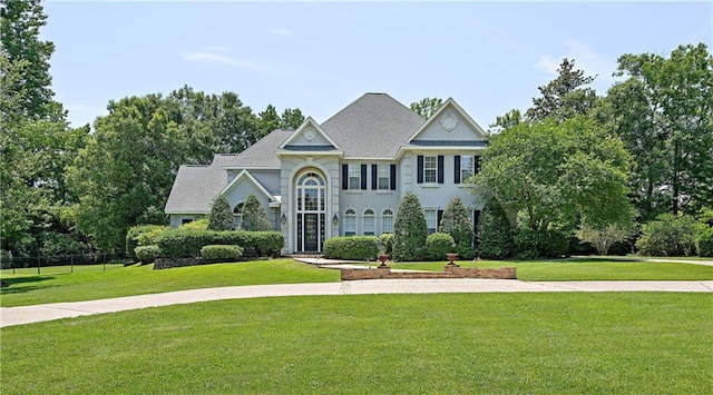 view of front facade featuring a front yard