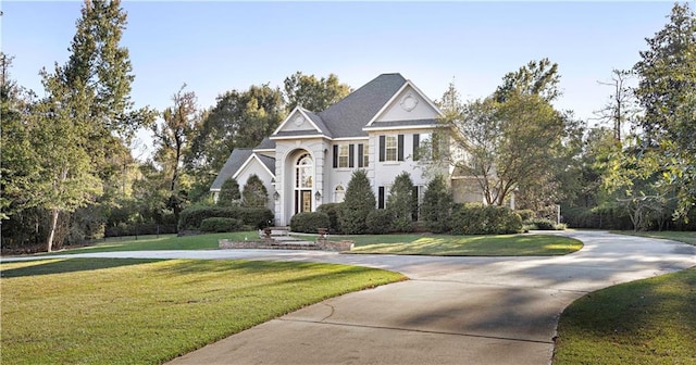 view of front of home featuring a front yard