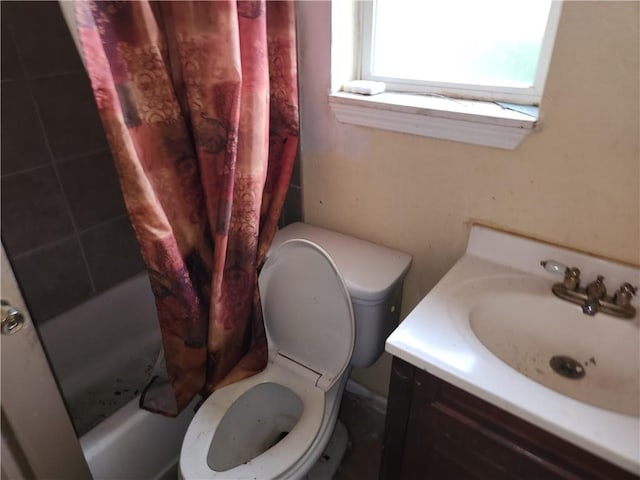 full bathroom featuring shower / bath combo with shower curtain, toilet, and vanity