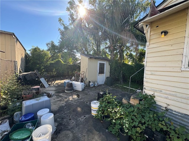 view of yard featuring an outdoor structure