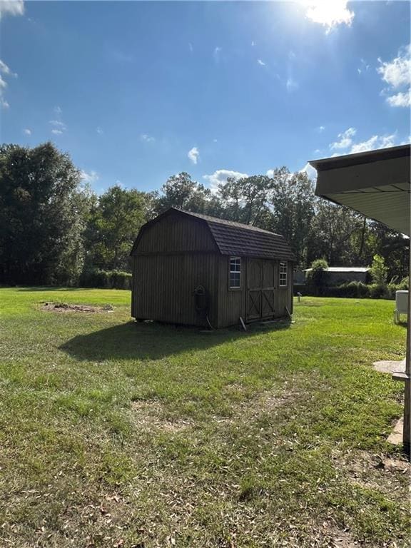 view of yard featuring a shed