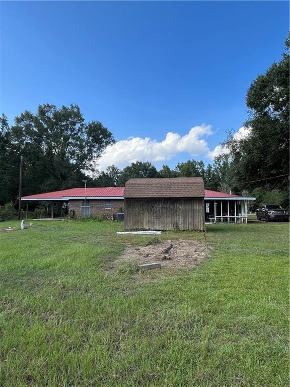 view of yard featuring an outbuilding