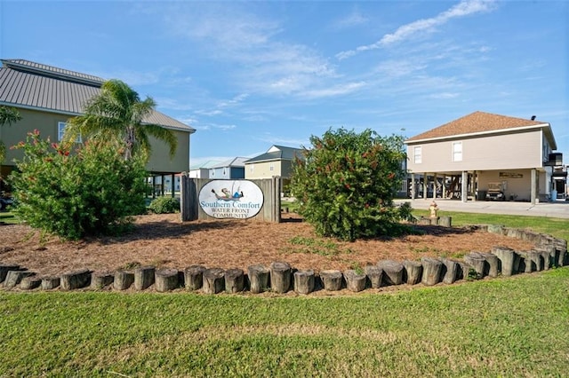 community sign featuring a yard