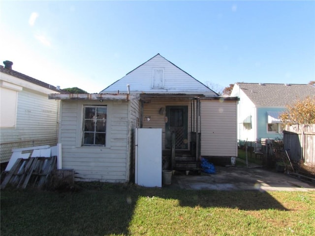 back of house featuring a lawn