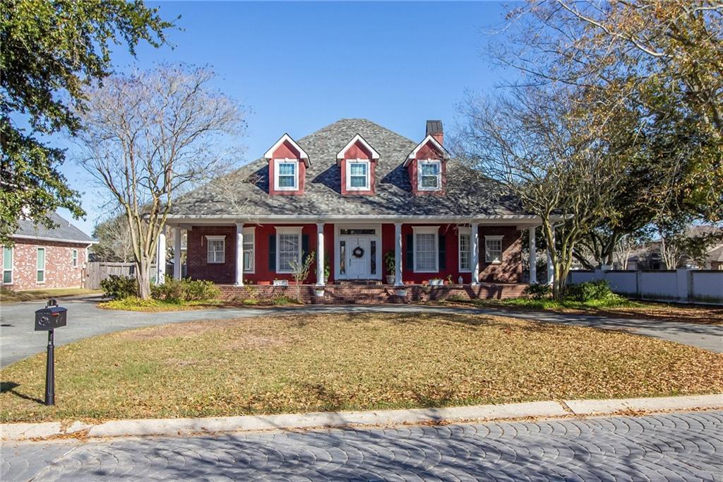 cape cod-style house featuring a front lawn