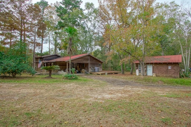 view of yard featuring an outdoor structure