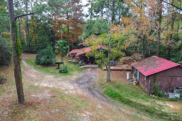 view of yard with an outdoor structure