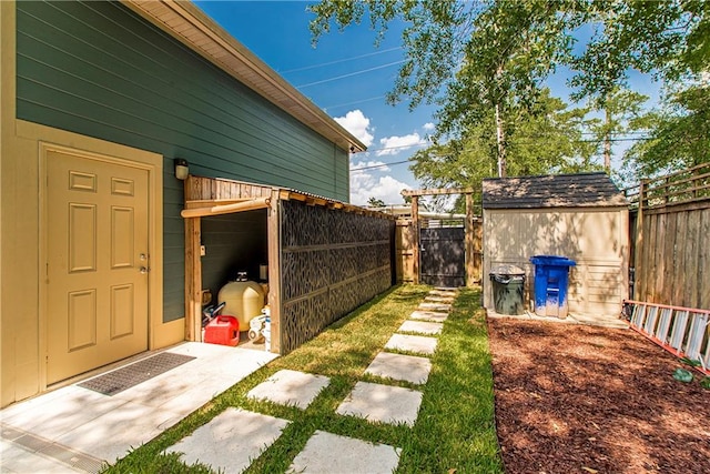 view of yard with a shed