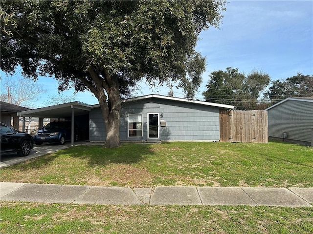 view of front of house featuring a carport and a front yard