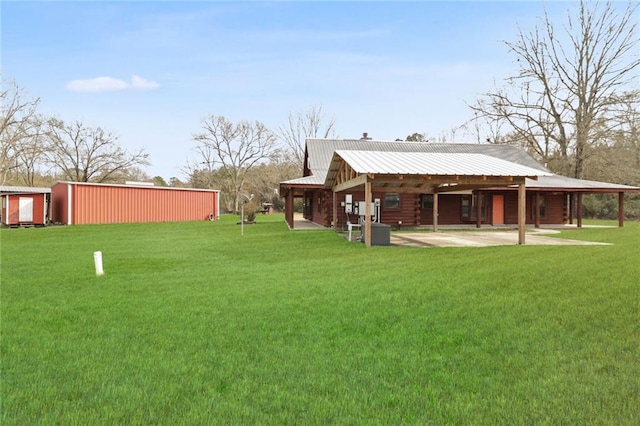 view of yard with an outbuilding