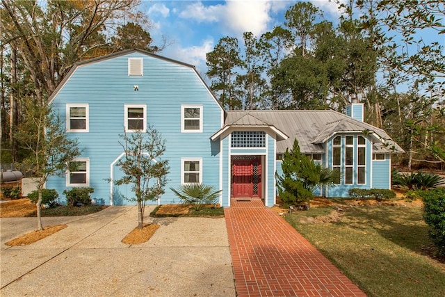 view of front of home featuring a front yard