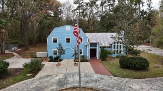 view of front property