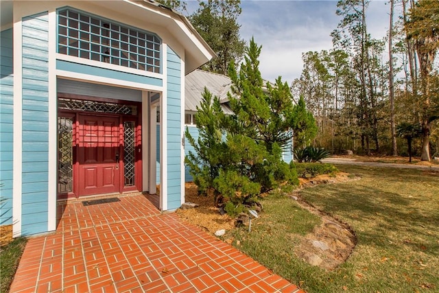 entrance to property featuring a yard