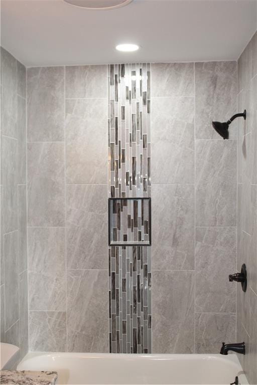 bathroom featuring tiled shower / bath combo