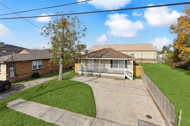 ranch-style home featuring a porch and a front lawn