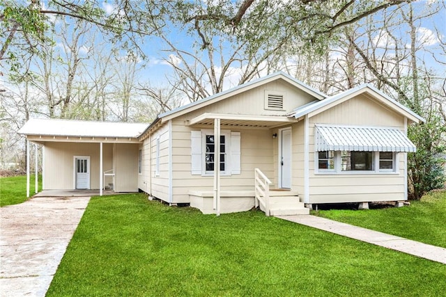 view of front facade featuring a front lawn and a carport