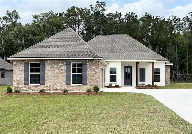 view of front of house with a front yard