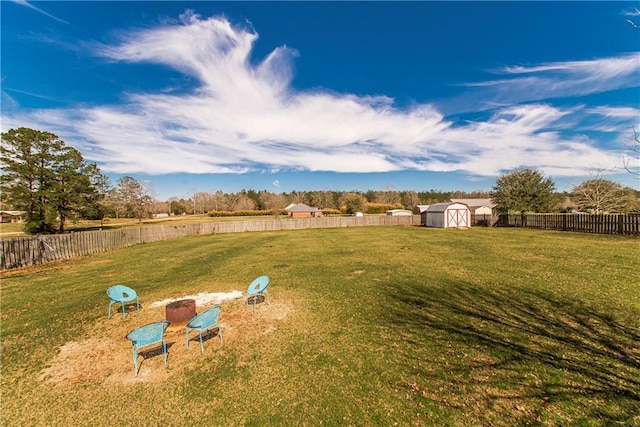 view of yard featuring a storage unit