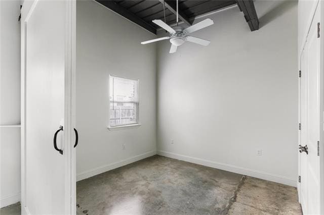 empty room featuring ceiling fan