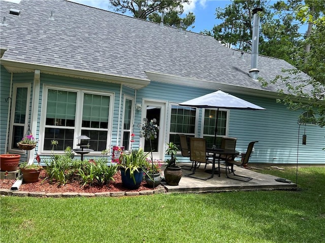 view of yard featuring a patio