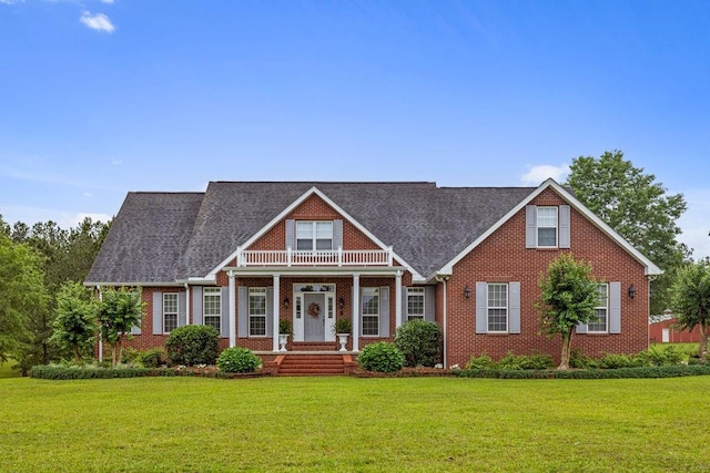 view of front of home featuring a front yard