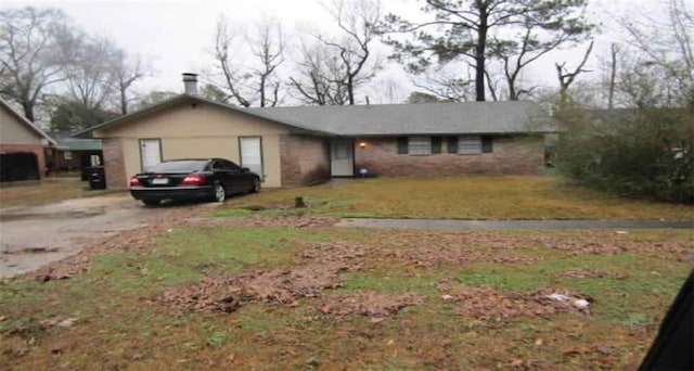 ranch-style home featuring a front lawn