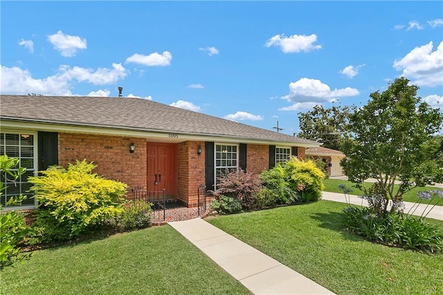 ranch-style house featuring a front lawn