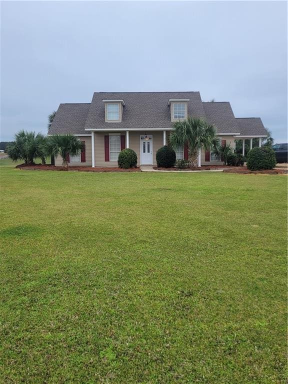 view of front of house featuring a front lawn