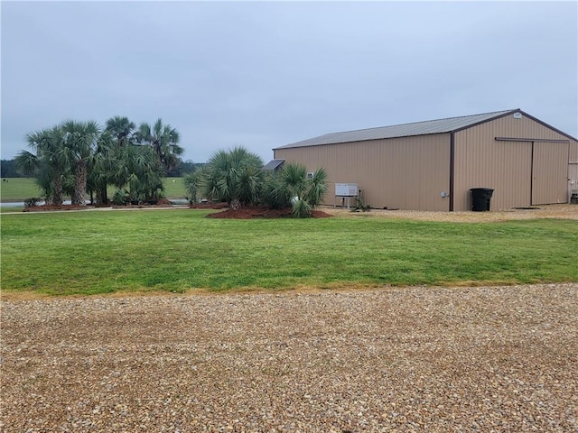 view of yard featuring an outbuilding