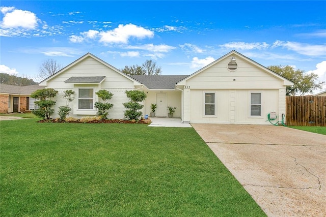 ranch-style home featuring a front lawn